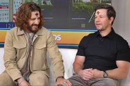 Jonathan Roumie (izda. de la foto) y Mark Wahlberg compartieron Ceniza y confesión de fe.