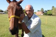 El sacerdote sueña con organizar clases de equitación.