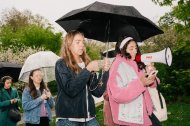 Isabella Orlando, a la derecha, dirigiendo las oraciones en el primer evento de Holy Girl Walk.