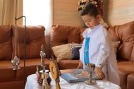 Alonso Quirós es un niño de 6 años que juega a celebrar la misa cada día con gran seriedad y detallismo