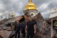 El presidente Volodímir Zelenski y la primera ministra Yulia Svyrydenko examinan los destrozos en la Laura de Kiev, el monasterio más antiguo de Ucrania