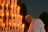 León XIV encendió una vela en Lourdes, en la gruta de Massabielle, el 26 de septiembre, al anochecer