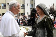 La cantante de 13 años Eva Molenmaker, que interpreta a Santa Bernadette en un musical, cantó para el Papa León en Lourdes