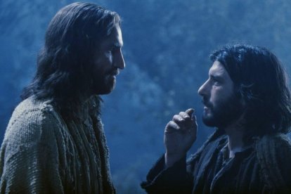Jesús conversa con Judas Iscariote en el Monte de Olivos justo antes de entregarlo. / Fotograma de La Pasión de Cristo