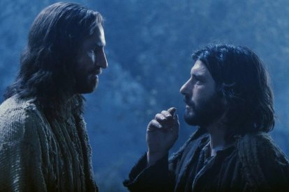 Jesús conversa con Judas Iscariote en el Monte de Olivos justo antes de entregarlo. / Fotograma de La Pasión de Cristo