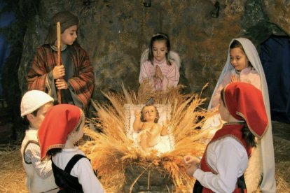 Motivado por mi lema episcopal «Jesucristo es el primero en todo» les ofrezco, en esta Navidad, este resumen poético de la historia de la salvación.