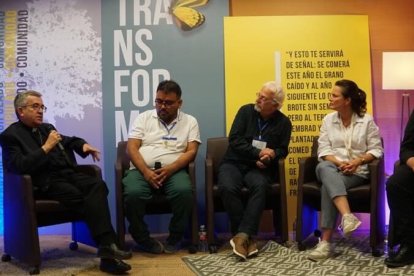 El obispo Argüello, Roberto Vega, Alfonso Cherene, María González y el párroco Javier Grande en el Transforma 2024, fotos de JM Visiers