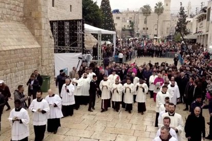 La ciudad de Belén se llenó este 25 de diciembre de cientos peregrinos para participar en las diferentes celebraciones litúrgicas en los lugares más significados del nacimiento de Jesús. El Patriarca Latino presidió la más solemne: "Con el nacimiento de Cristo, algo empieza a cambiar. Nace una nueva oportunidad de relación entre los hombres, un nuevo estilo de vida basado en la dignidad de cada hombre y mujer".