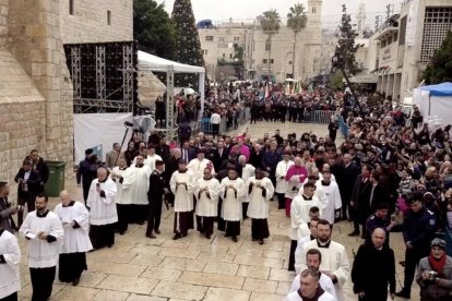 La ciudad de Belén se llenó este 25 de diciembre de cientos peregrinos para participar en las diferentes celebraciones litúrgicas en los lugares más significados del nacimiento de Jesús. El Patriarca Latino presidió la más solemne: 