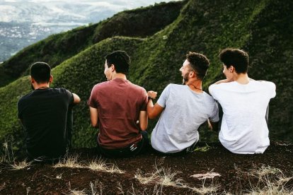 La amistad une a un grupo de varones jóvenes, foto de Matheus Ferrero en Unsplash