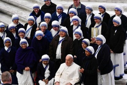 Hermanas de la caridad con el Papa Francisco.