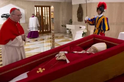 El hasta ahora secretario de estado vaticano, Parolin, vela al Papa Francisco.