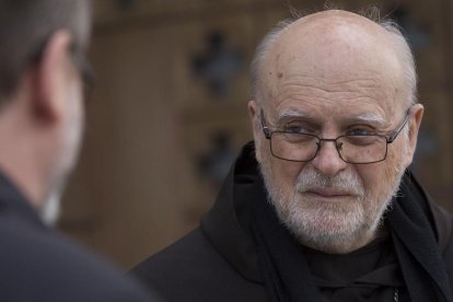 El cardenal Anders Arborelius escucha al arzobispo Shevchuk, en Kiev, explicar los horrores de la guerra en Ucrania