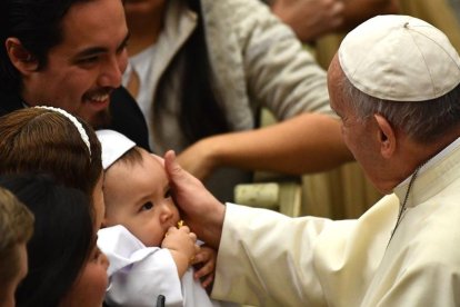 El Papa Francisco con un niño.