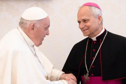 Un caluroso saludo del Papa Francisco al cardenal Robert Prevost.