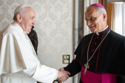 Francisco saluda al cardenal Prevost, a quien destacó de diversas maneras.