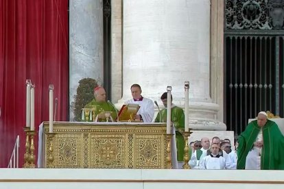El Papa Francisco y el cardenal Prevost.