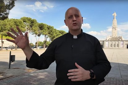 Manuel Vargas, vicario episcopal para el Cerro de los Ángeles, ante el monumento al Sagrado Corazón de Jesús donde fue consagrada España.