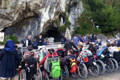 Enfermos en silla de ruedas en Lourdes.