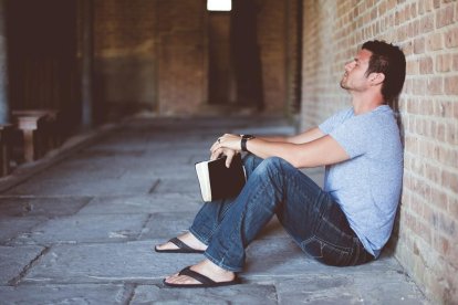 Un hombre desesperado con la Biblia.