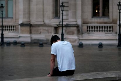 Joven solo en una plaza, desolado.