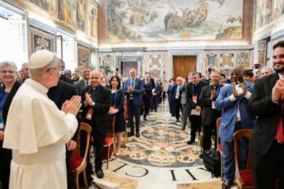 El Papa felicitó a los movimientos y asociaciones de fieles por preparar el terreno a la recepción de la gracia.
