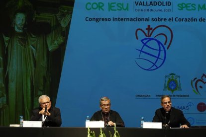 De izquierda a derecha en la foto: Demetrio Fernández, obispo emérito de Valladolid; Luis Argüello, arzobispo de Valladolid y presidente de la Conferencia Episcopal Española; y José María Alsina, director del Congreso.