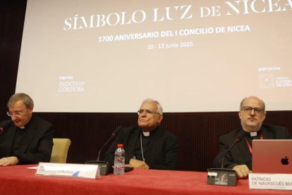 De izquierda a derecha en la foto: Joaquín Alberto Nieva, deán del cabildo de la catedral de Córdoba; Demetrio Fernández, obispo emérito de la diócesis; y Patricio de Navascués, comisario del congreso sobre el Concilio de Nicea.