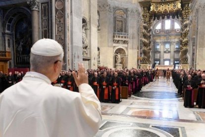 León XIV saluda a los trescientos obispos congregados en la basílica de San Pedro para su Jubileo.
