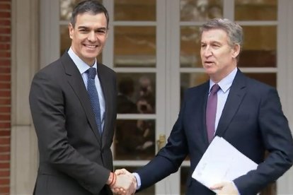 Pedro Sánchez y Alberto Núñez Feijóo, antes de su reunión de marzo pasado en La Moncloa.