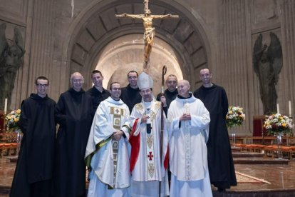 El cardenal Cobo, con el recién ordenado Miguel Torres a su derecha, ante el altar de la basílica de la Santa Cruz del Valle de los Caídos.