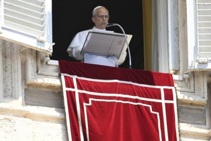 El Papa León XIV, durante el rezo del Ángelus del 6 de julio, el último antes de su marcha a Castel Gandolfo.