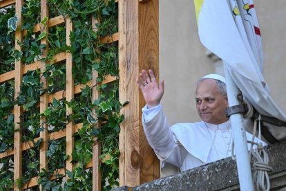 El Papa, desde el balcón de Villa Barberini, en Castel Gandolfo, saluda a la gente en la calle.