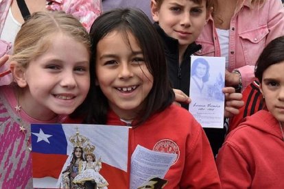 Niños en Santiago de Chile en septiembre de 2024 celebran a la Virgen del Carmen, con su estampa, y otra de la beata Laura Vicuña