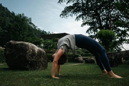 Una mujer practicando el yoga de la Nueva Era.