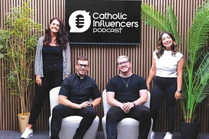 Rob Galea, Jessica Bond, Claire Forbes y Augie Angrisano, presentadores de Catholic Influencers Podcast.