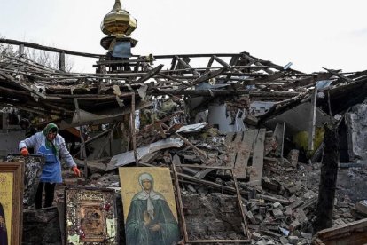 Feligreses rescatan iconos de la iglesia destrozada de Komyshuvakha, al sur de Ucrania, en la Cuaresma de 2023