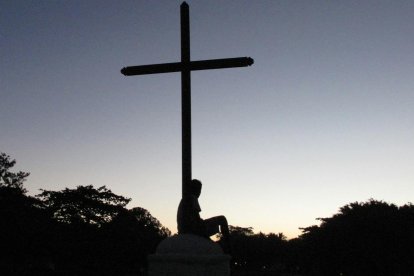 En Cristo y en la Cruz se resuelven todas las aparentes contradicciones que plantean las grandes cuestiones de la vida: la soberbia o la humildad, la dureza o la misericordia, la desesperación o la esperanza.