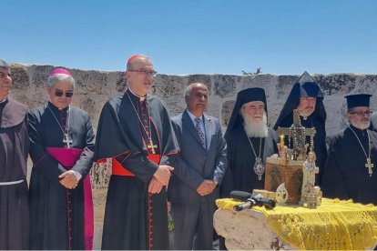 El Patriarca latino Pizzaballa, el Patriarca griego Teófilo, representantes armenios y siríacos, en Taybeh, el 14 de julio, tras los primeros ataques
