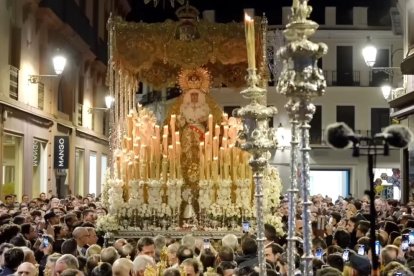 La Esperanza Macarena, en procesión por las calles de Sevilla.