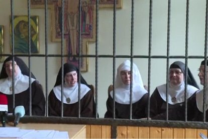Las exclarisas de Belorado en una rueda de prensa tras las rejas del convento