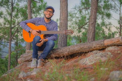 Andrés Ferrera, completamente acústico y unplugged -desenchufado-, en la Creación de Dios