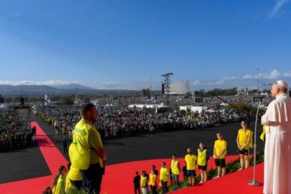 León XIV se dirige a los jóvenes en la explanada de Tor Vergata antes de comenzar la misa del domingo.