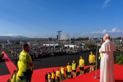 León XIV se dirige a los jóvenes en la explanada de Tor Vergata antes de comenzar la misa del domingo.