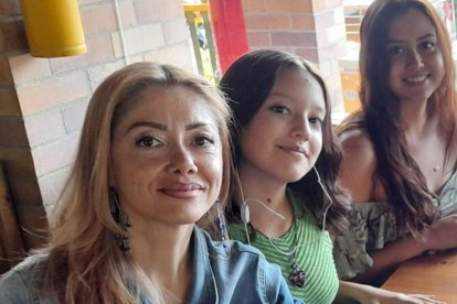 Claudia Marcela, con sus dos hijas; tiene también un chico.
