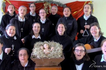 Algunas Hijas del Amor Misericordioso, cantanto un villancico en una felicitación de Navidad.