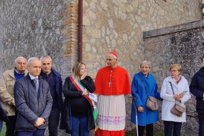 El cardenal Zuppi en 2024 con la alcaldesa y autoridades de Marzabotto, donde los nazis fusilaron casi 800 civiles, 200 de ellos menores