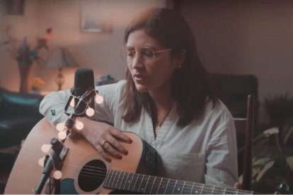 Nathalí Paredes Lozano canta su tema de adoración Te Pertenezco, que ganó un Catholic Music Award de 2025