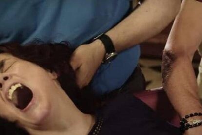 Libera Nos recrea con actores escenas que se pueden dar de verdad en exorcismos.