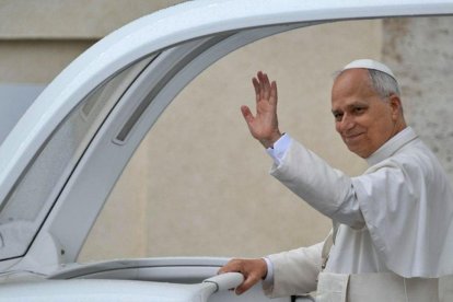 León XIV saluda a los fieles de la Plaza de San Pedro en la audiencia general de este miércoles.